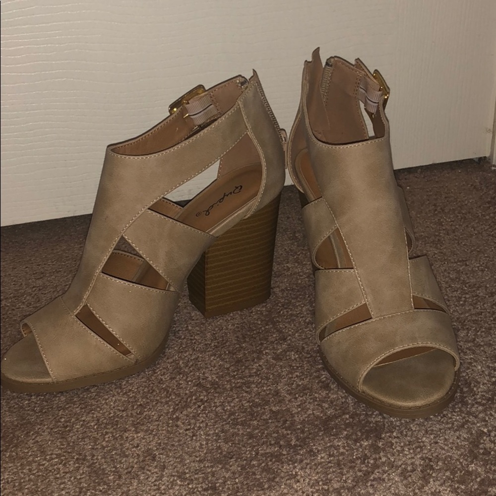 BRAND NEW women's heels